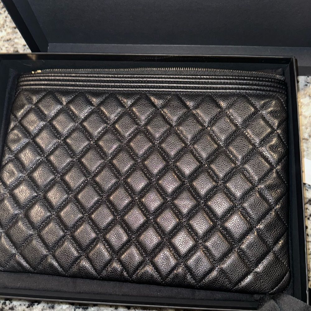 Medium Chanel Boy Ocase - Picture 6 of 7